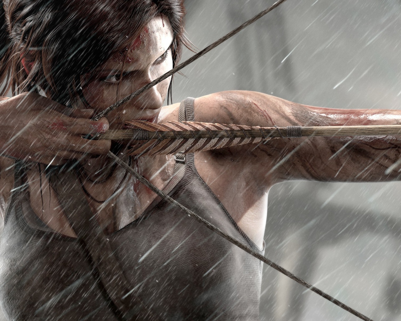 Девушка натягивает тетиву