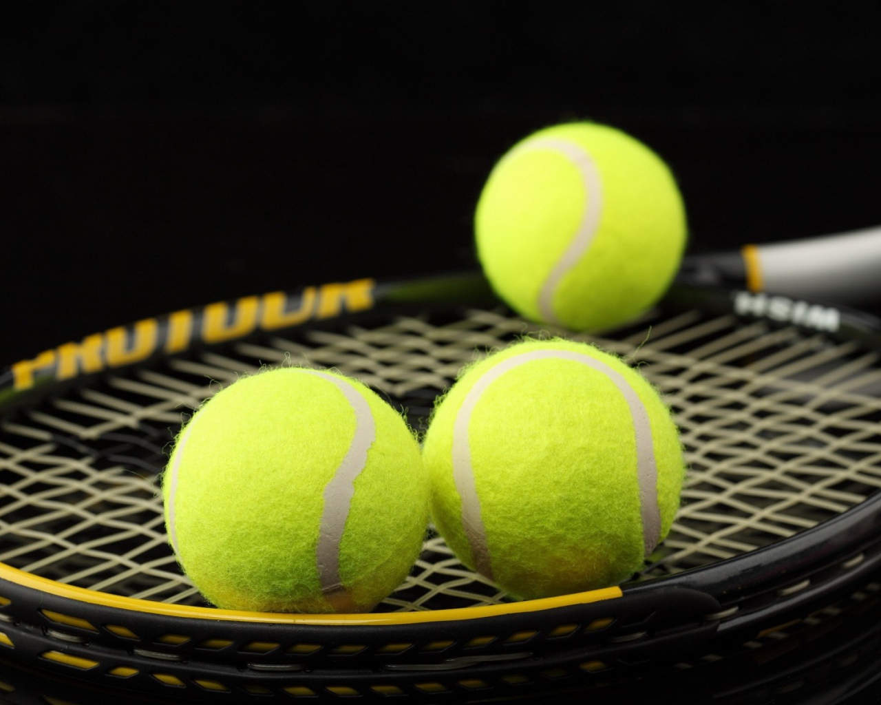Три мяча на ракетке