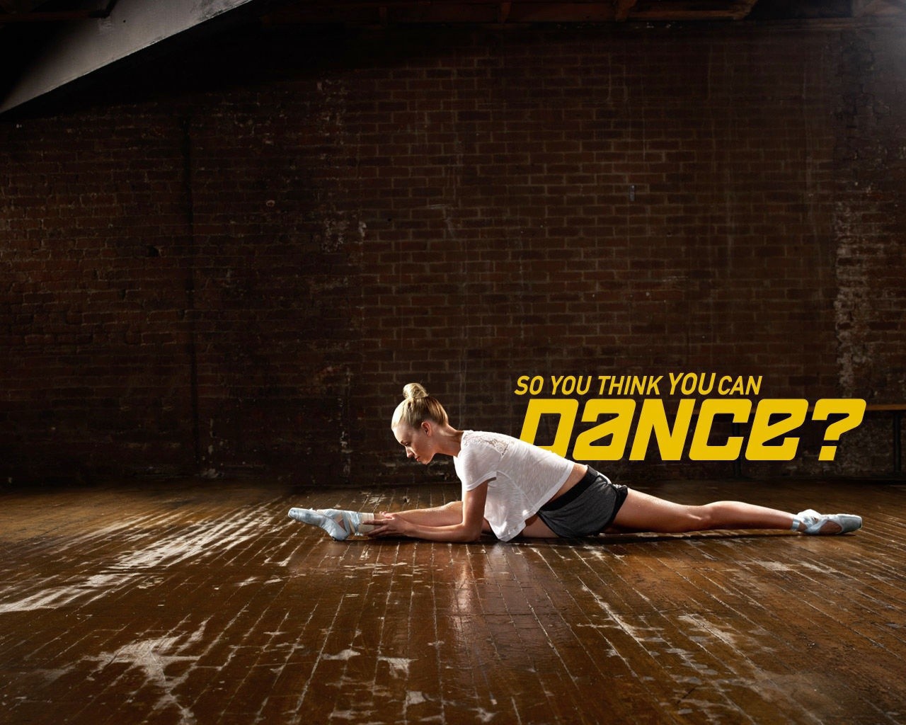 Девушка танцор на шпагате