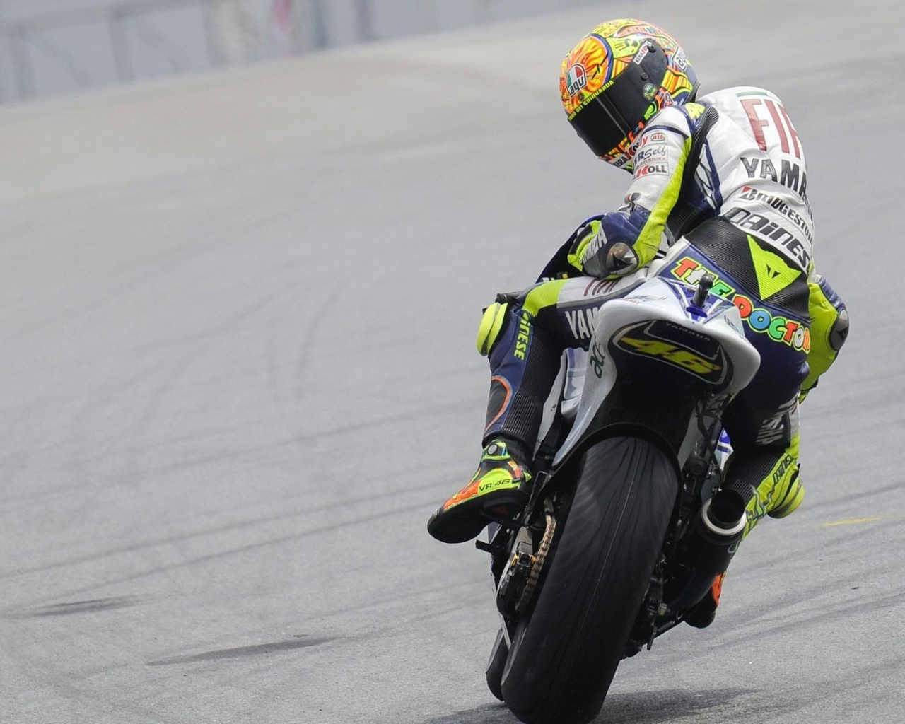 Валентино Росси гонщик на мотоцикле