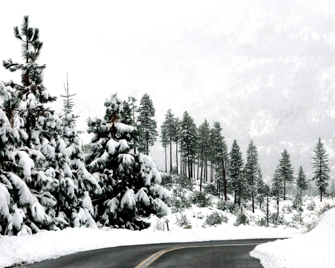 Зимняя дорога в горах