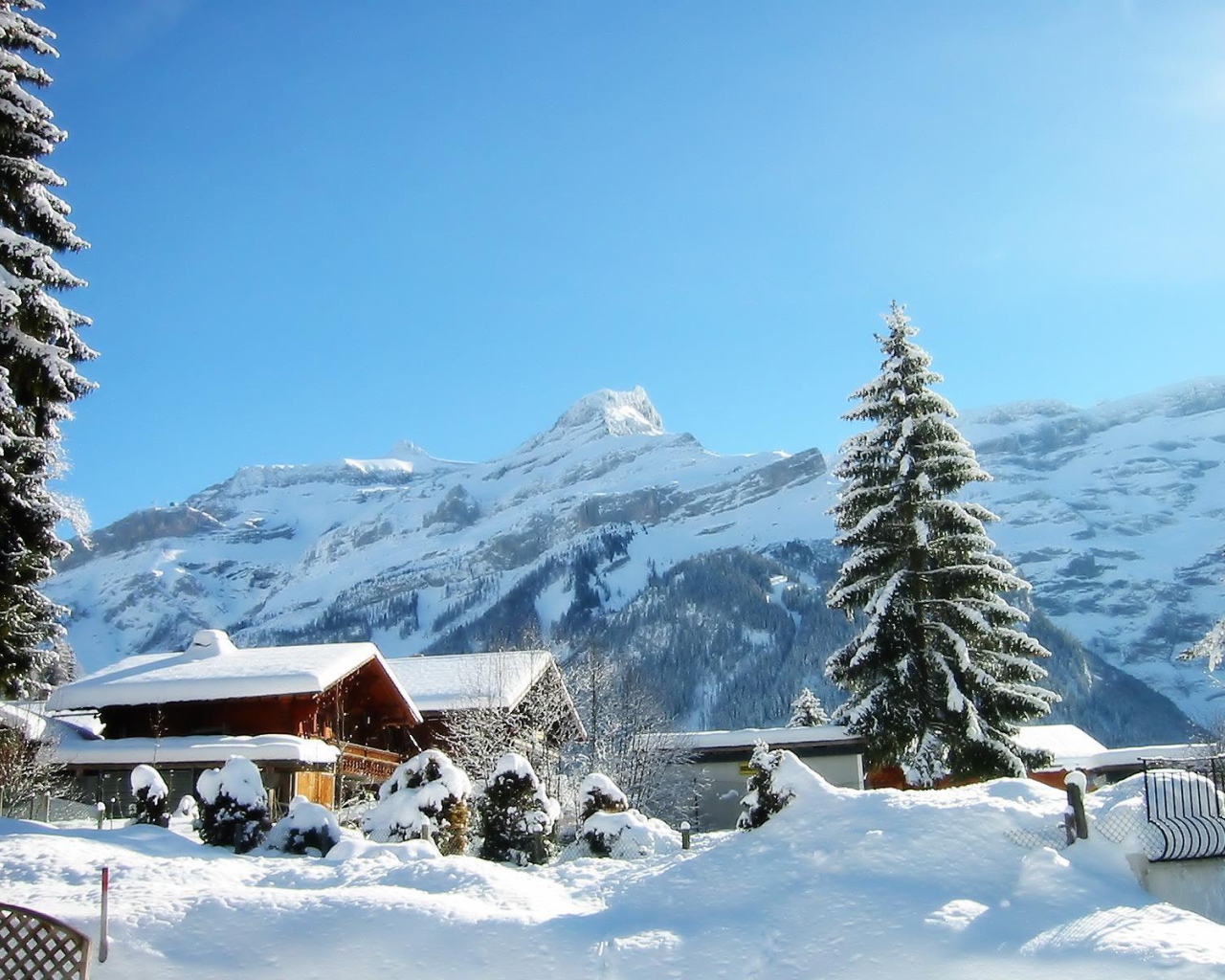 Очень снежная зима в горах