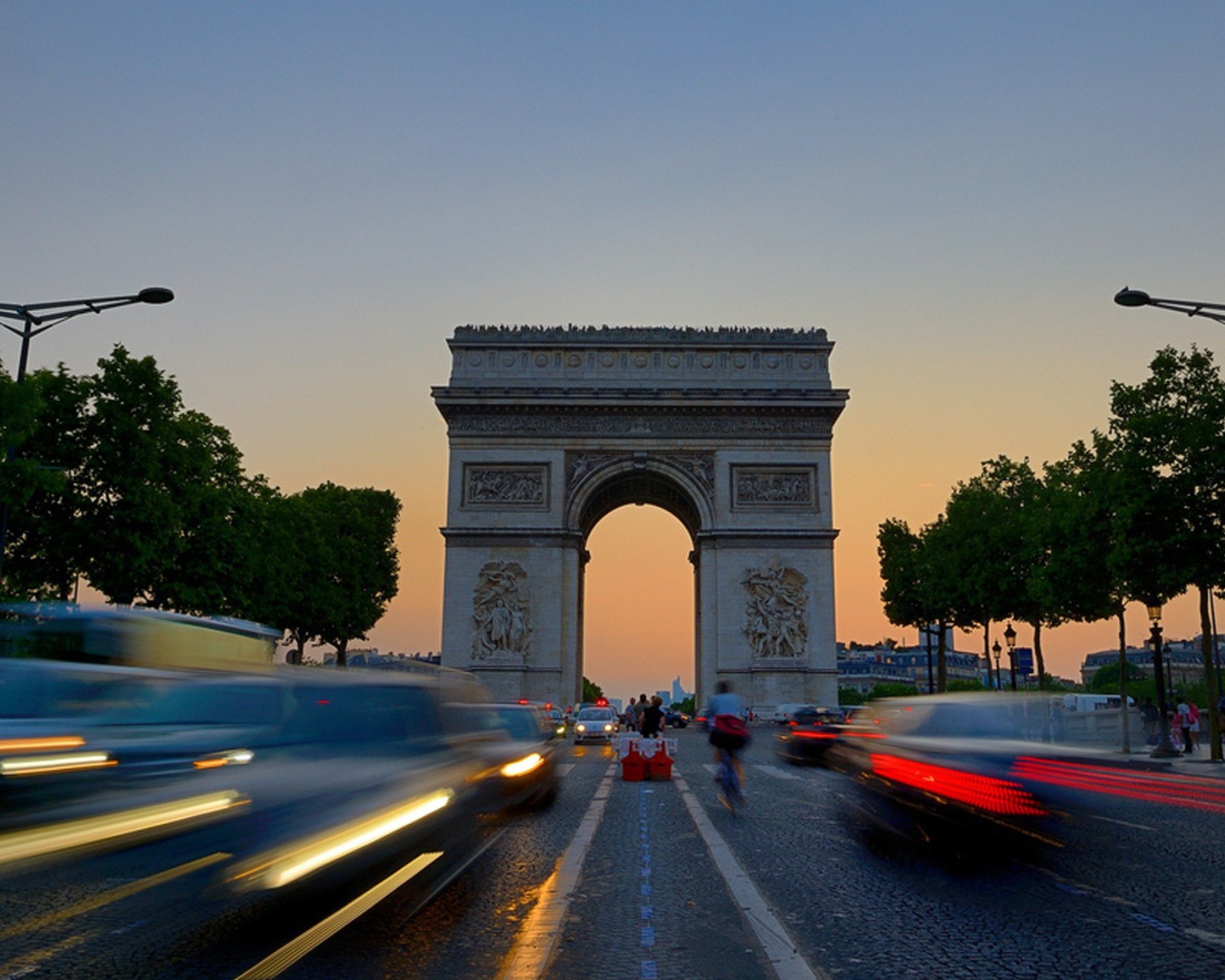 Триумфальная арка вид с дороги