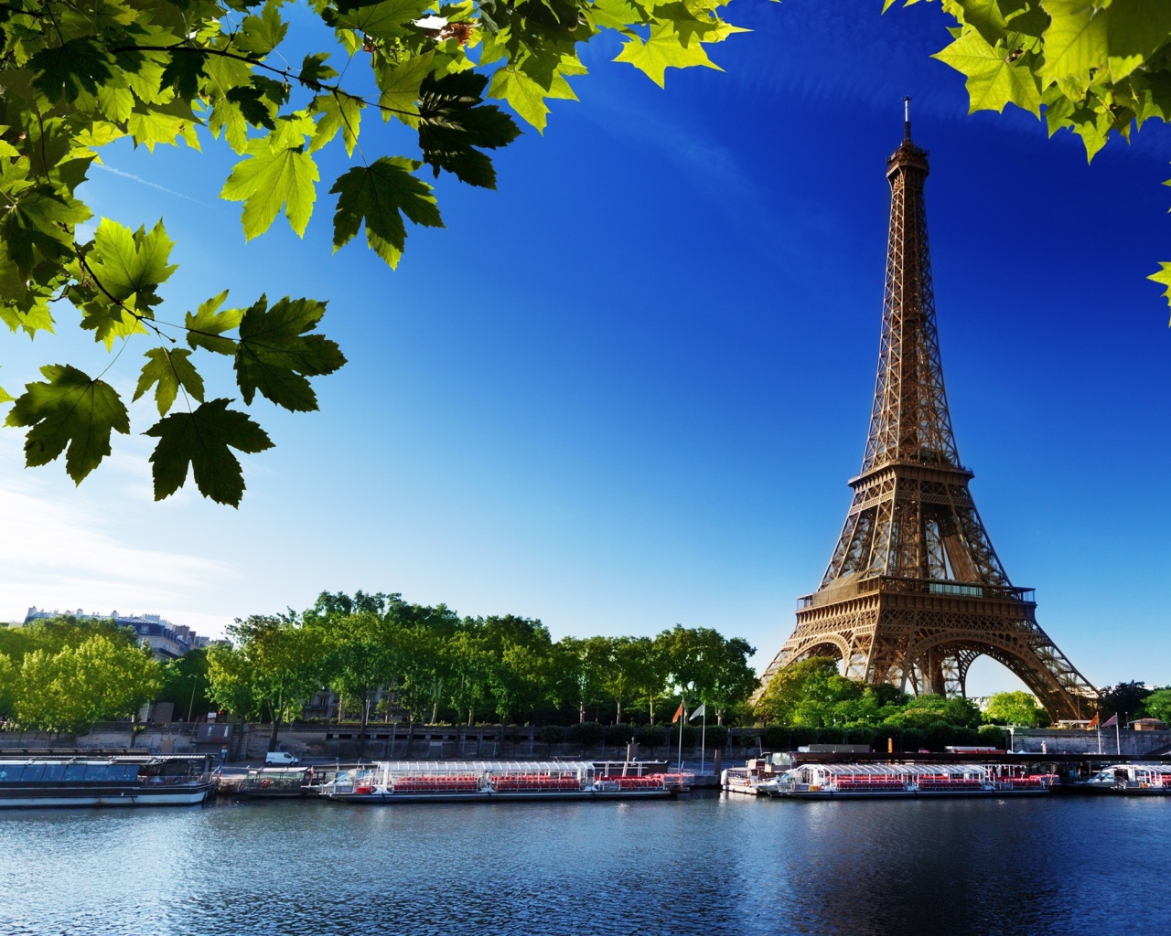 Эйфелева башня и река