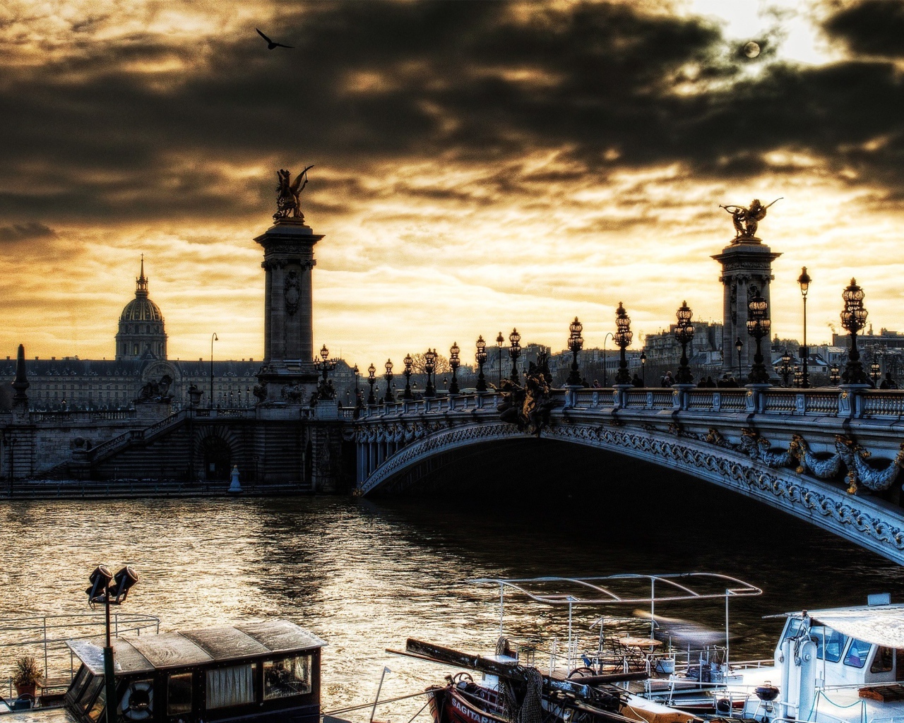 Мост в вечернем Париже