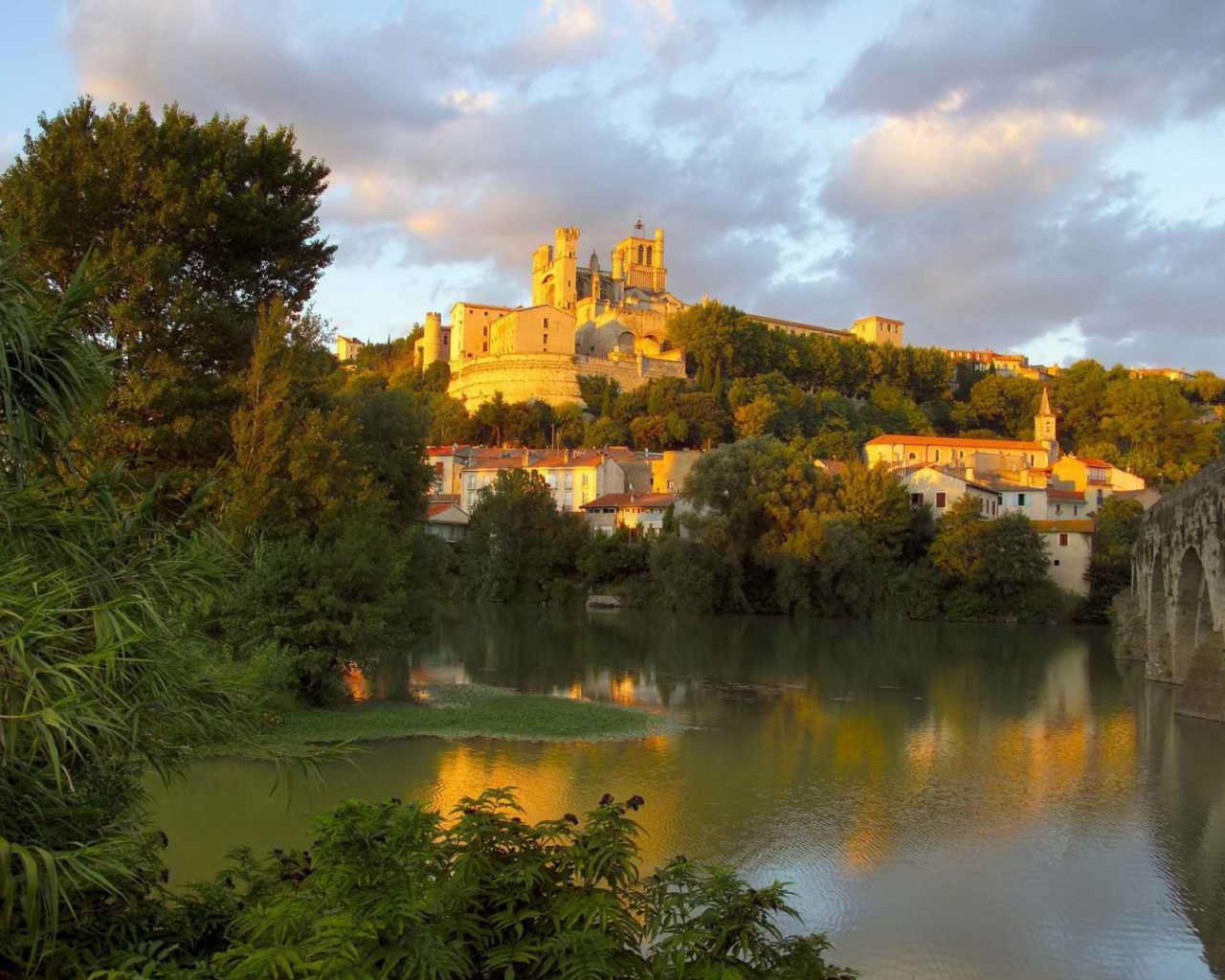 Пейзаж Франции с собором