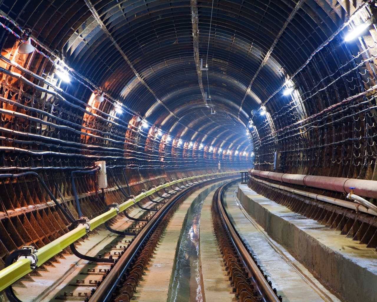 Внутри московского метро