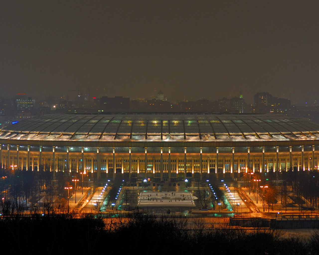 Стадион в Москве в ночное время