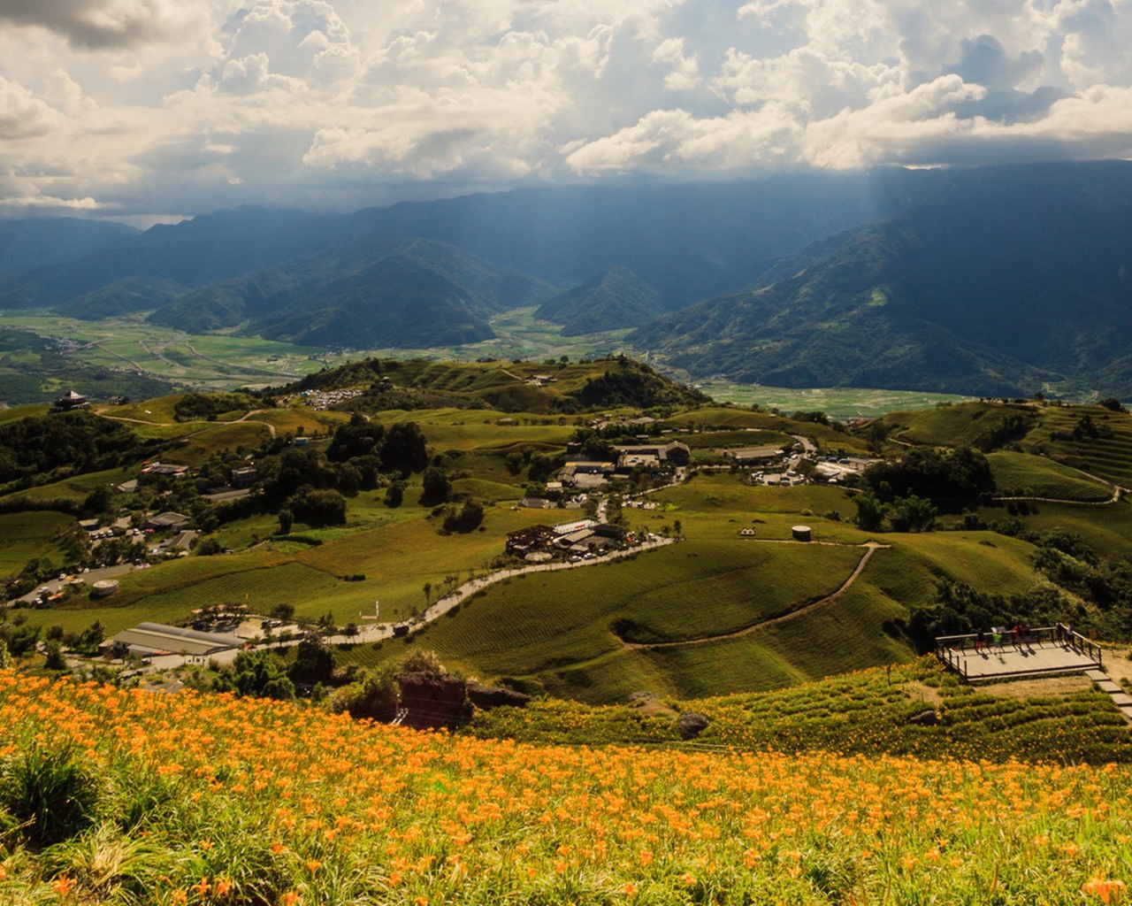 Холмистый зеленый пейзаж Тайваня