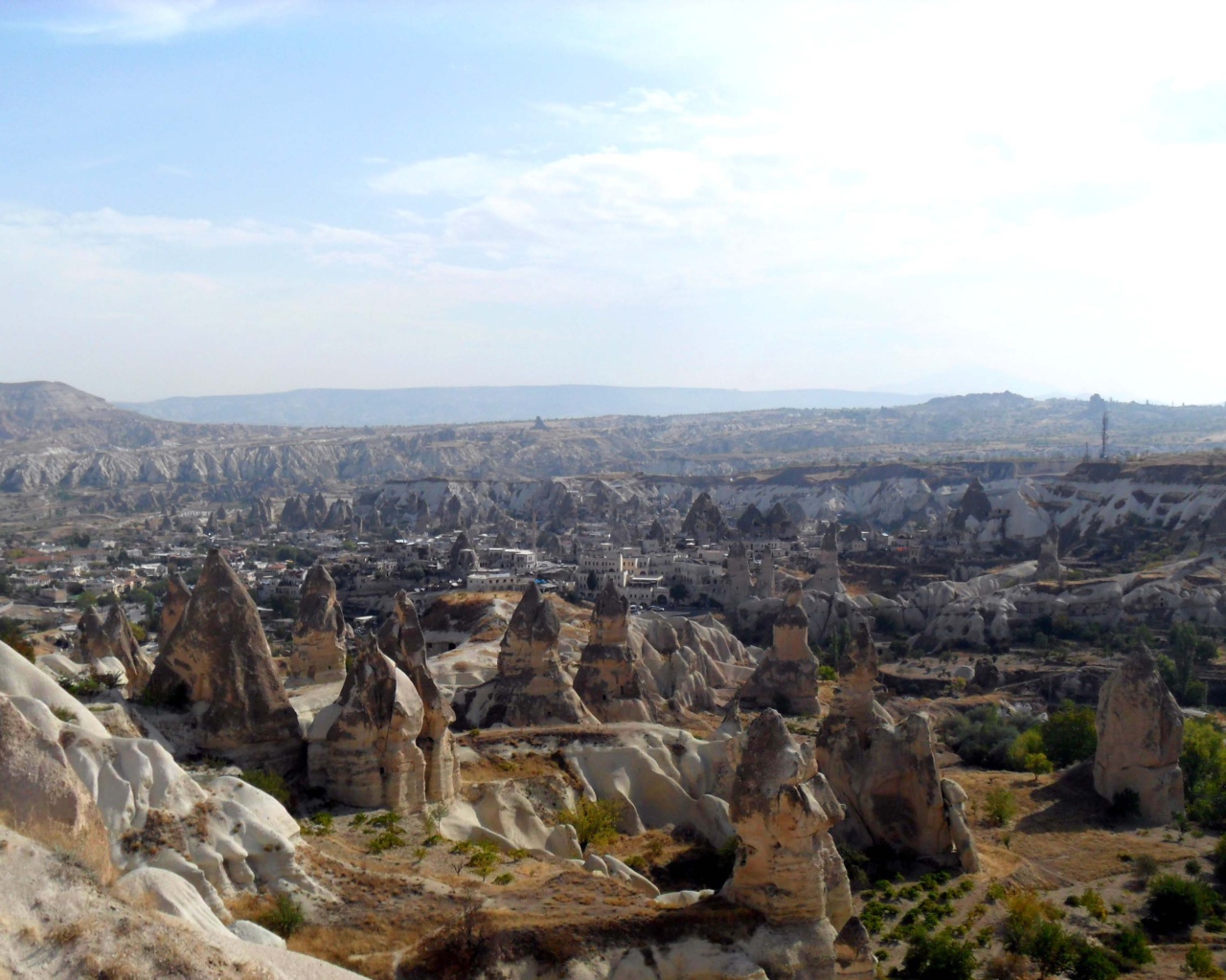 Волшебные дымоходы Турции с видом на город