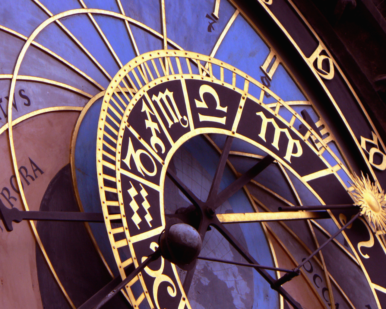 Астрологические часы крупным планом