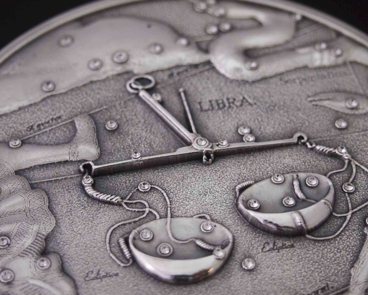 Весы на монете