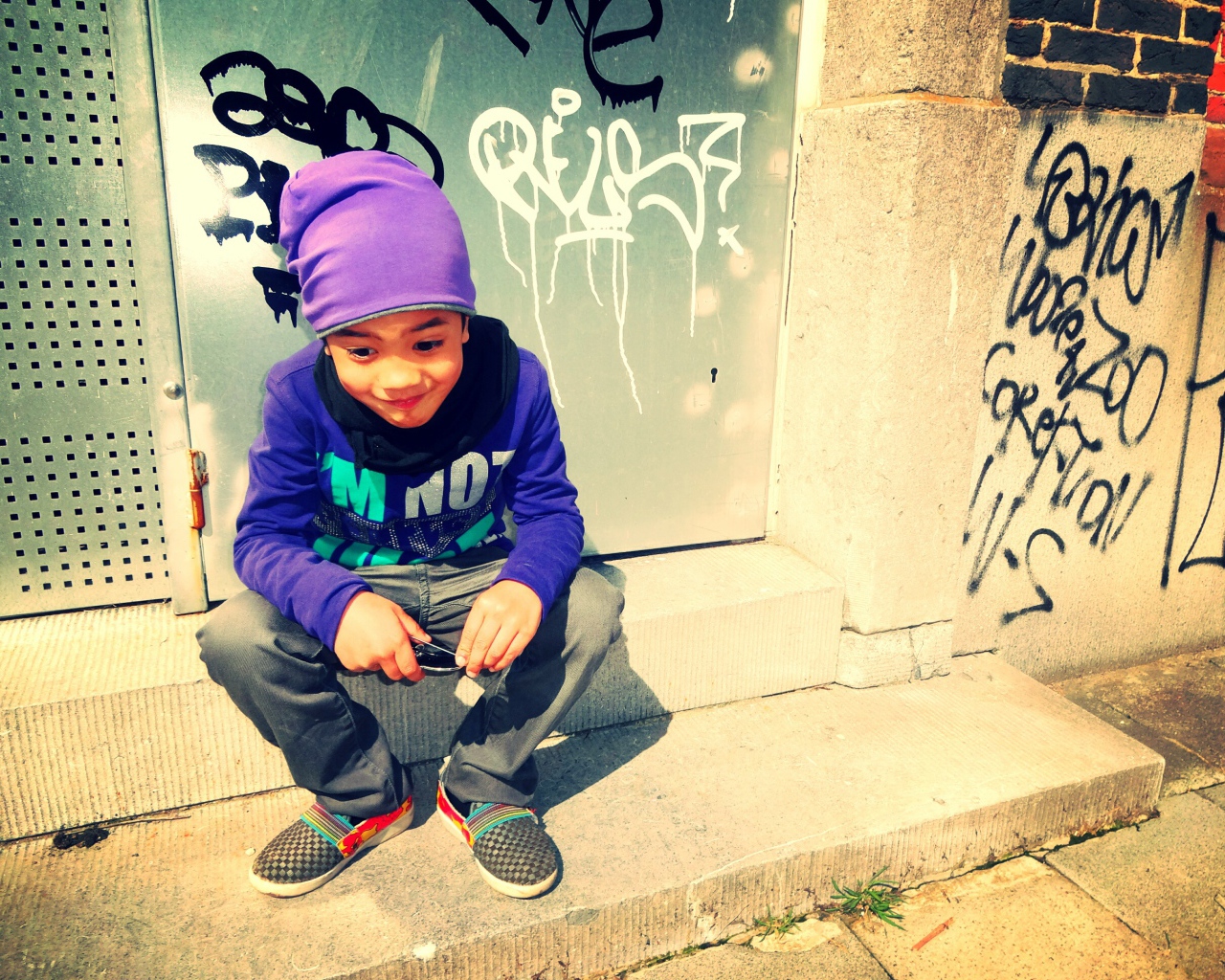 Мальчик в фиолетовой шапке, swag