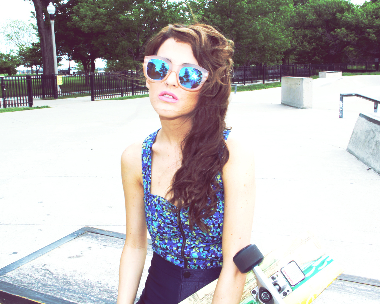 Девушка в очках и со скейтом, swag