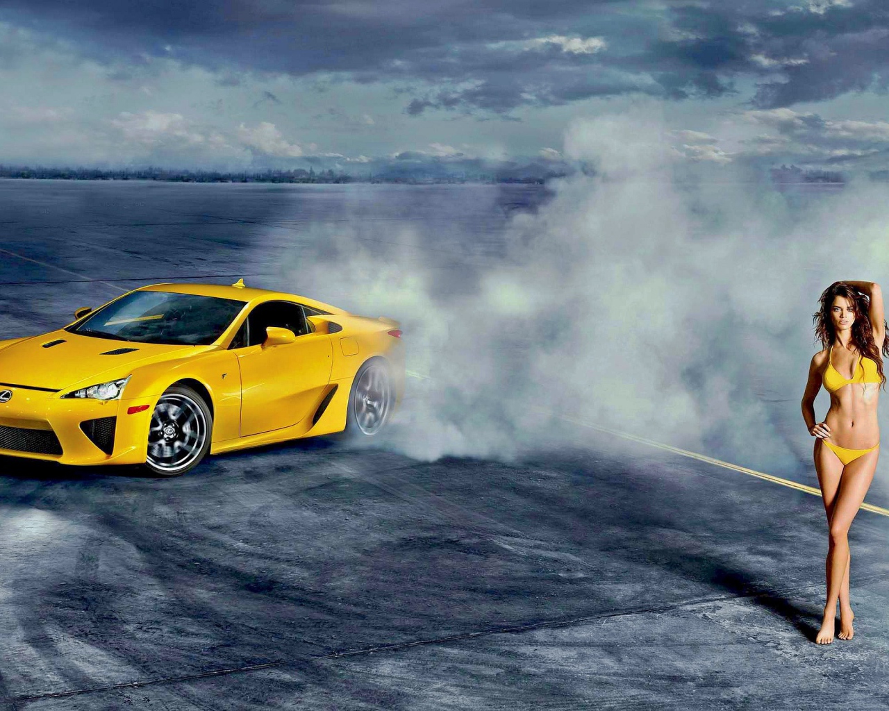 Спортивная девушка и спортивная машина