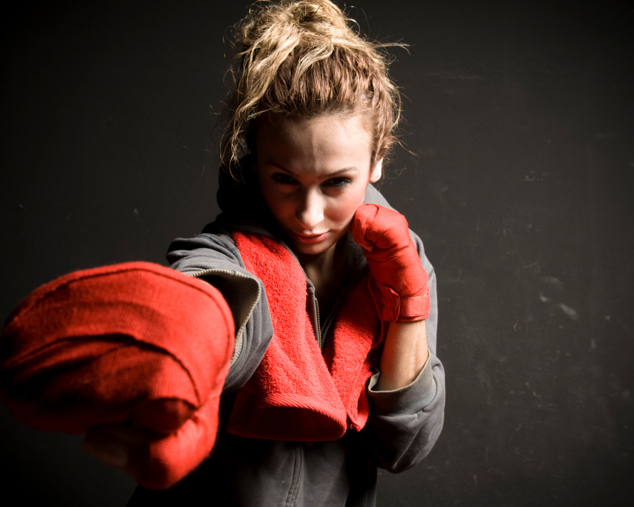 Спортивная девушка на тёмном фоне