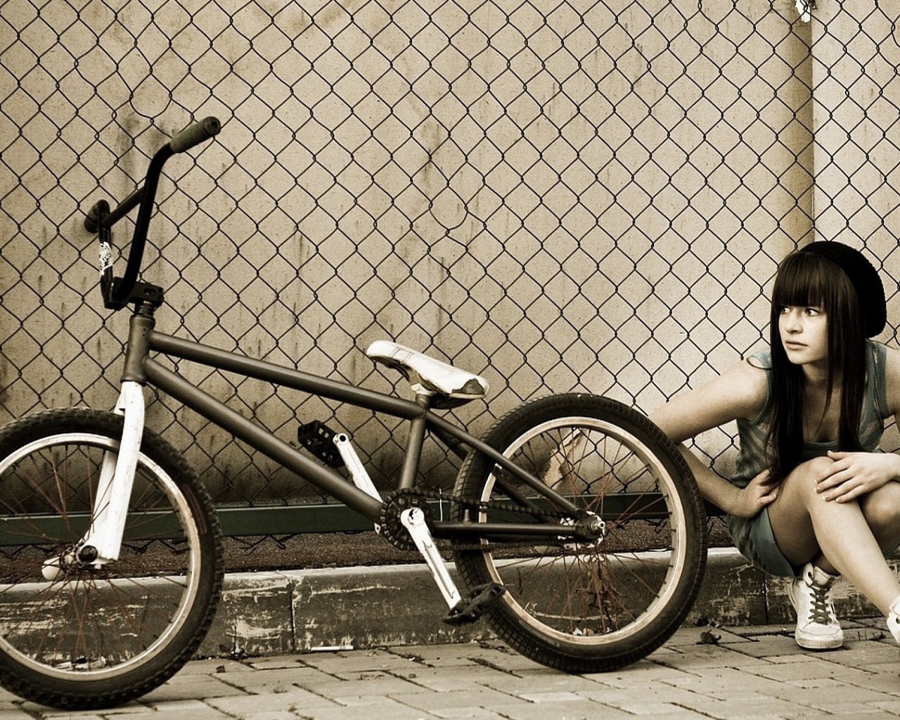 Спортивная девушка с велосипедом