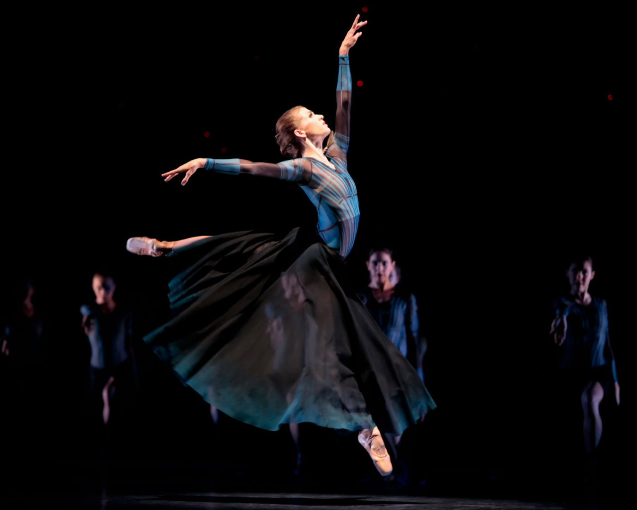 Балерина выступает в театре