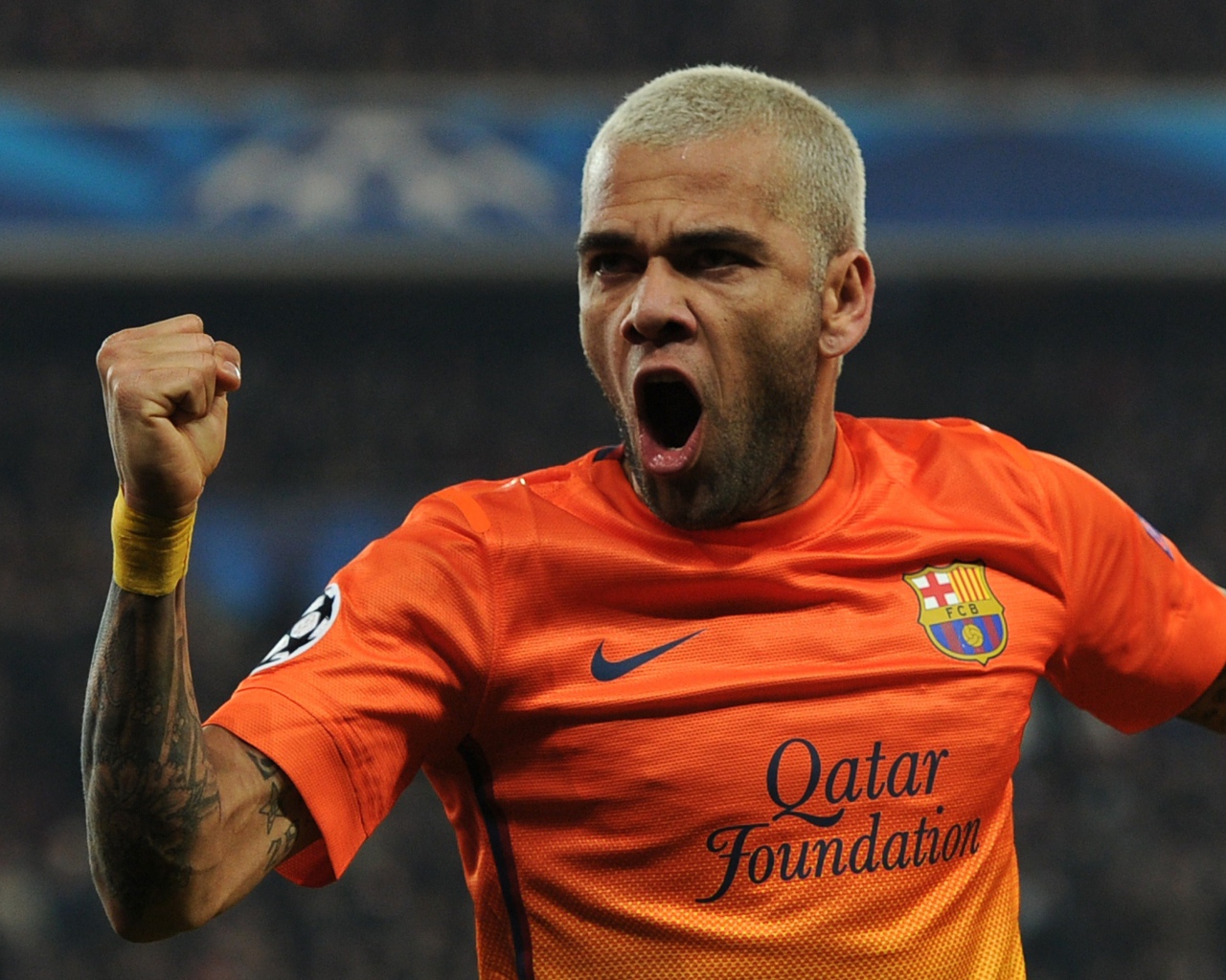 Барселона Даниэл Алвес в оранжевой футболке