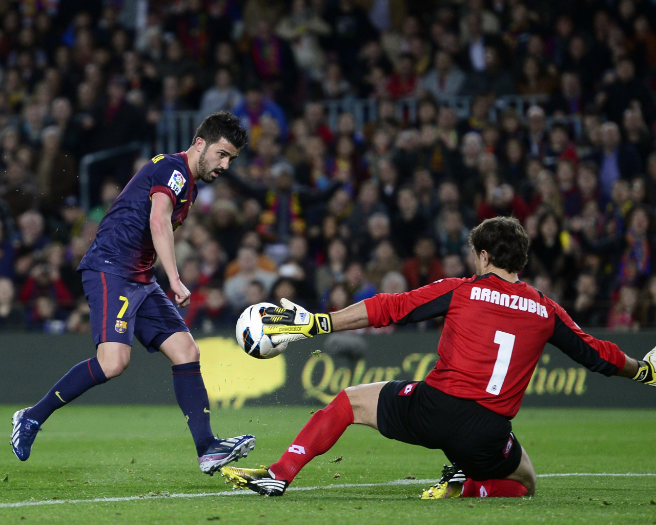 Барселона Франсеск Фабрегас направляет удар