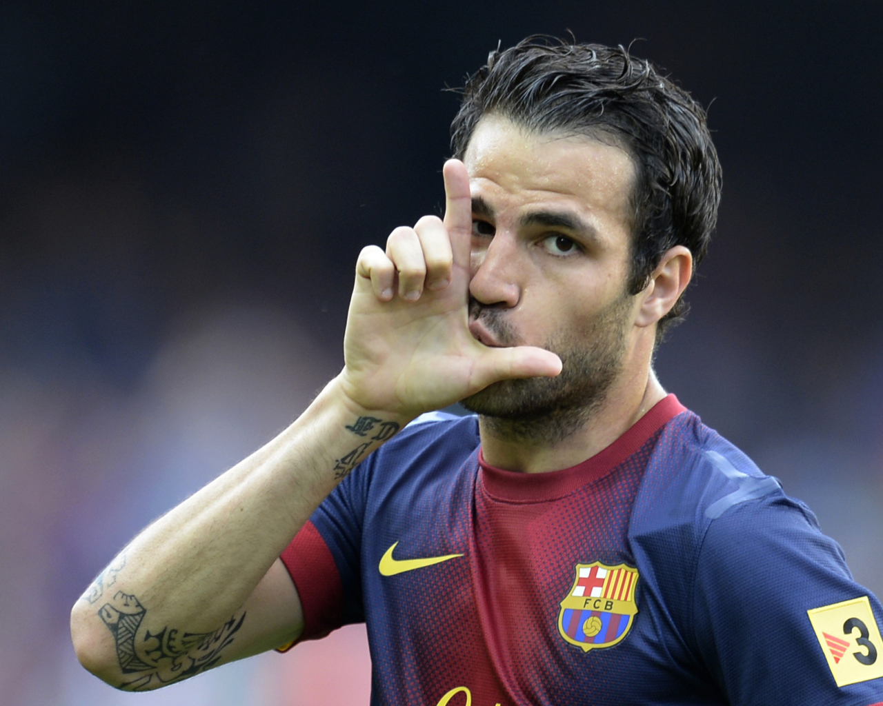 Барселона Франсеск Фабрегас целует палец