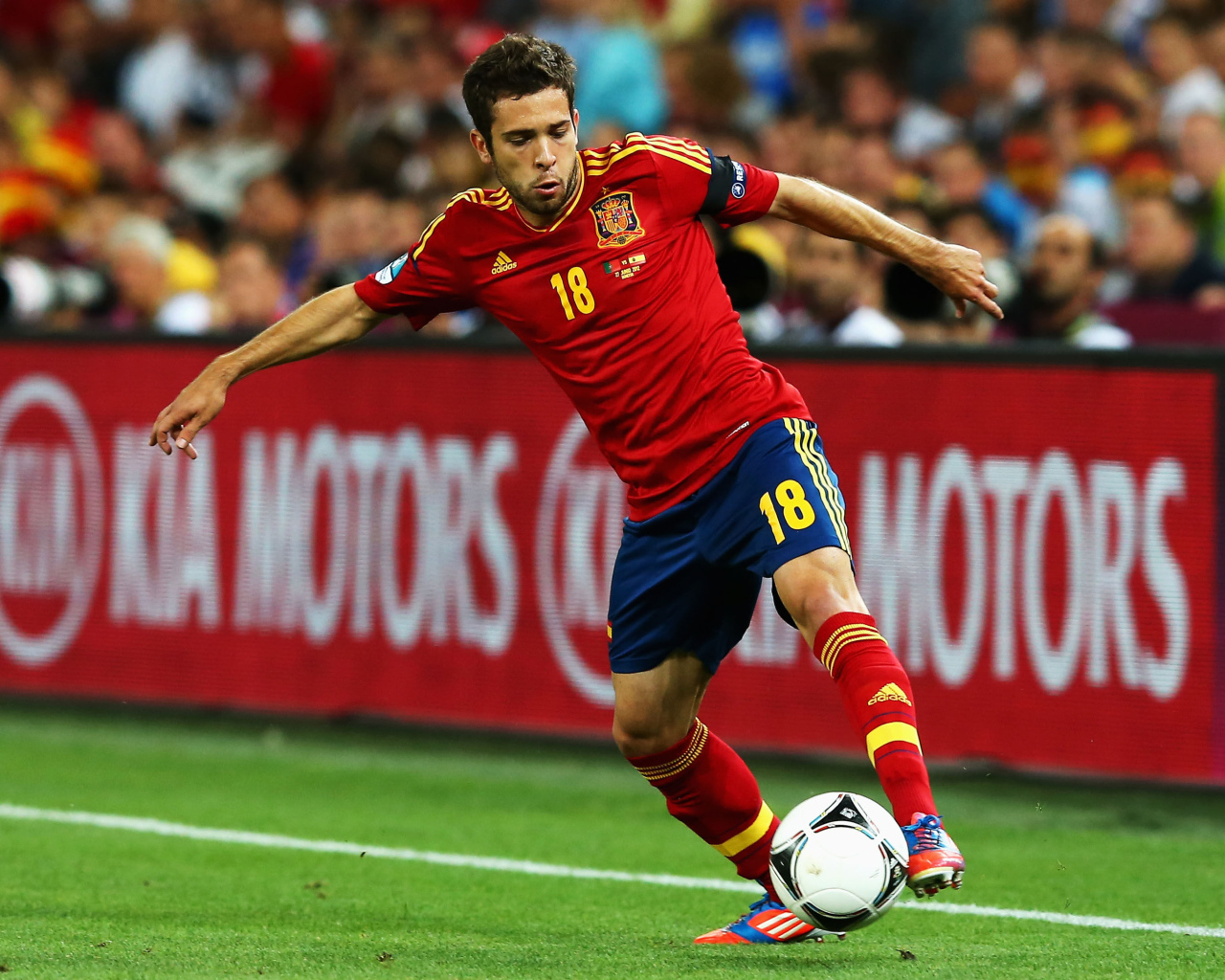 Барселона Хорди Альба передавая мяч