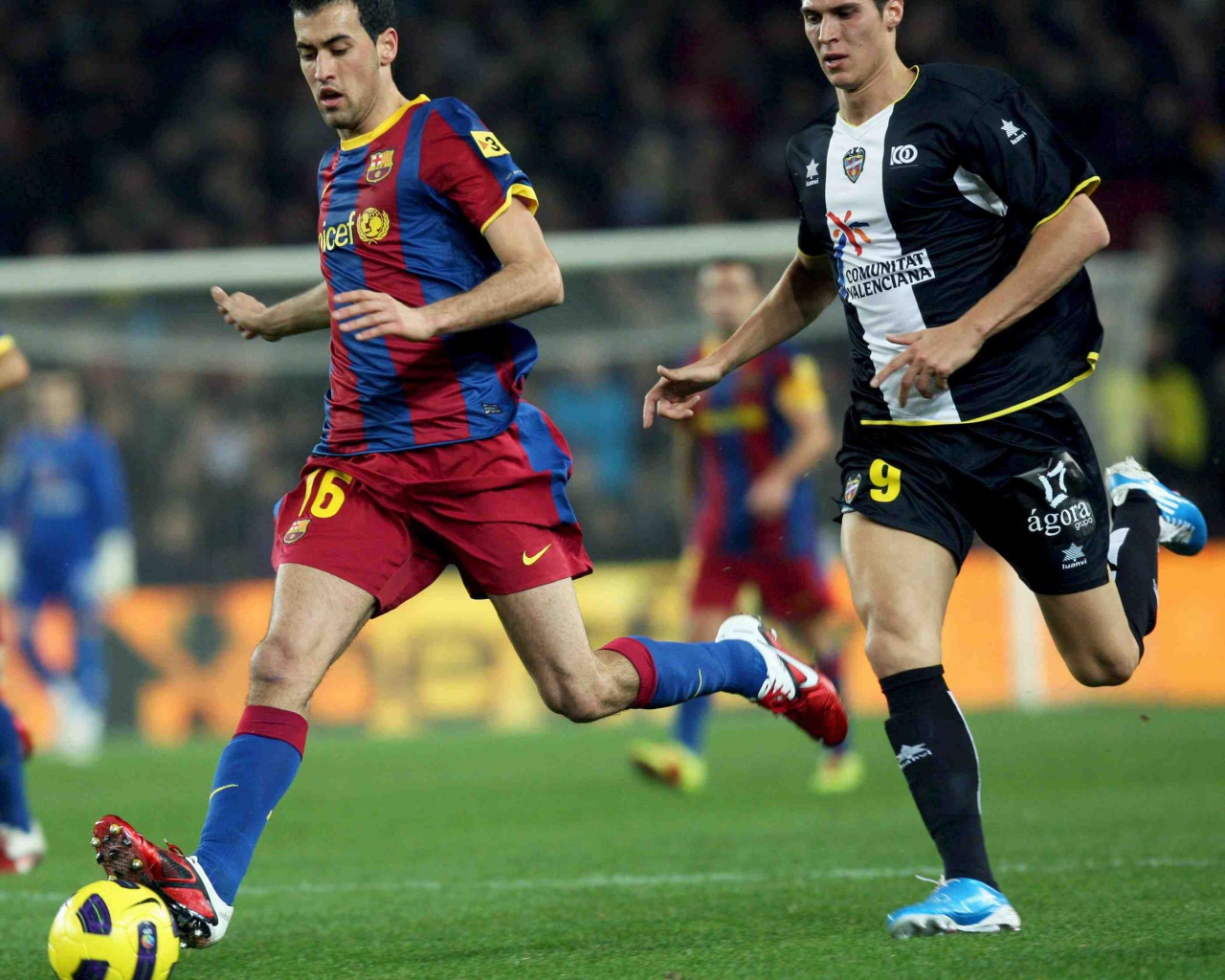 Барселона Серхио Бускетс на футбольном поле