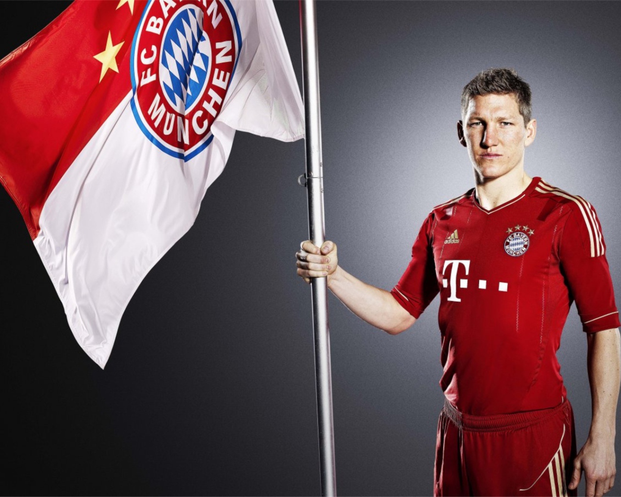 Бавария Бастиан Швайнштайгер с флагом