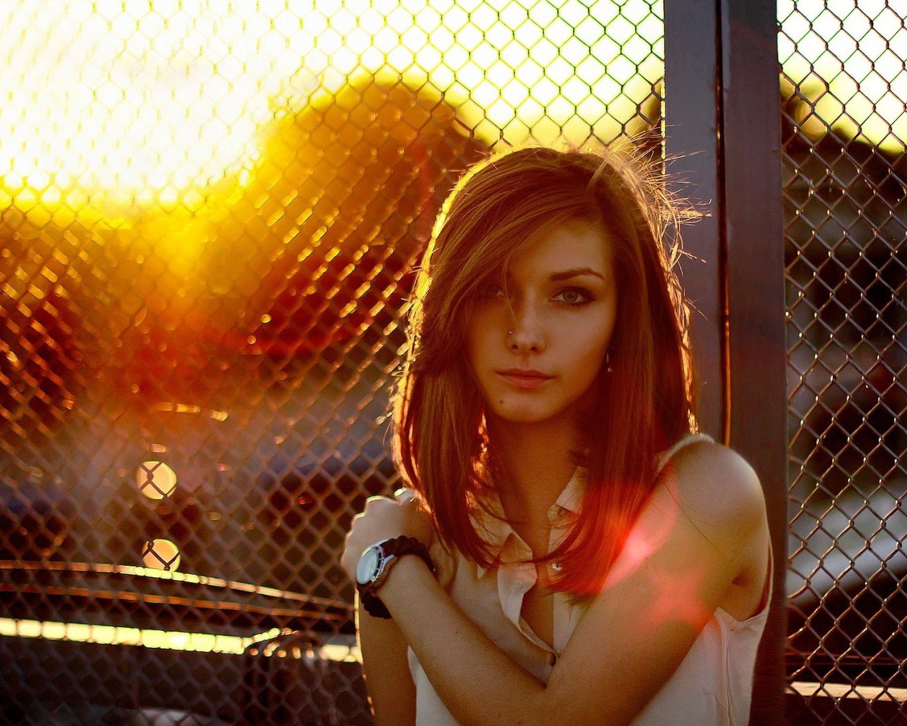 Красивая девушка шатенка с пирсингом в носу