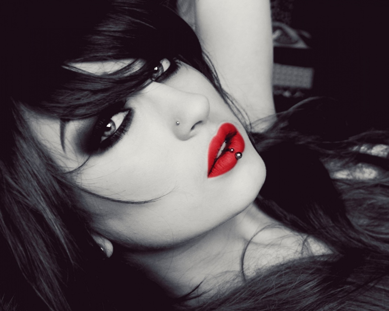 Красивая девушка брюнетка с пирсингом в носу и губе