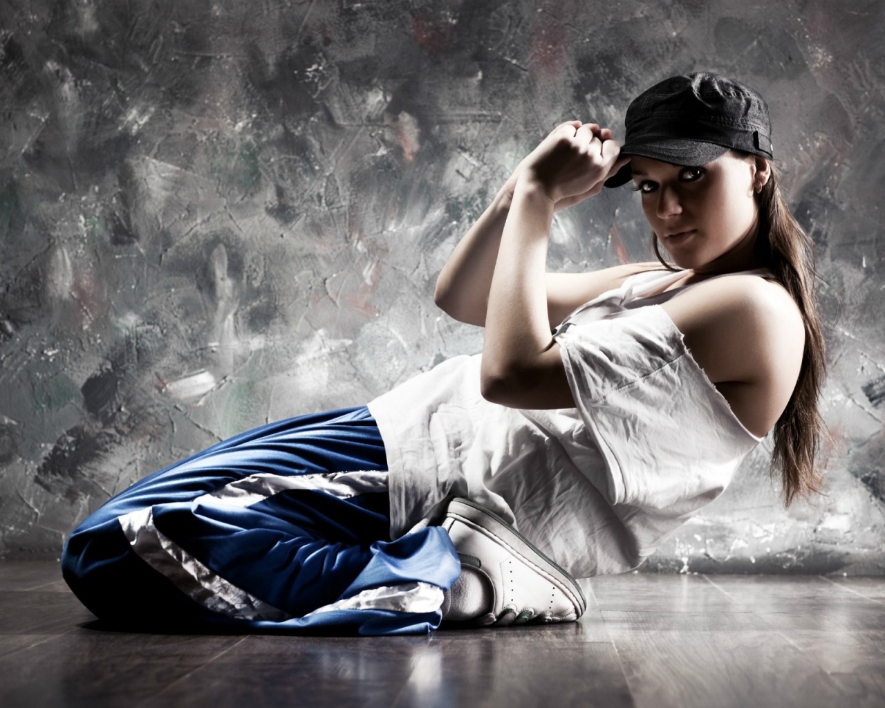 Красивая девушка танцорка