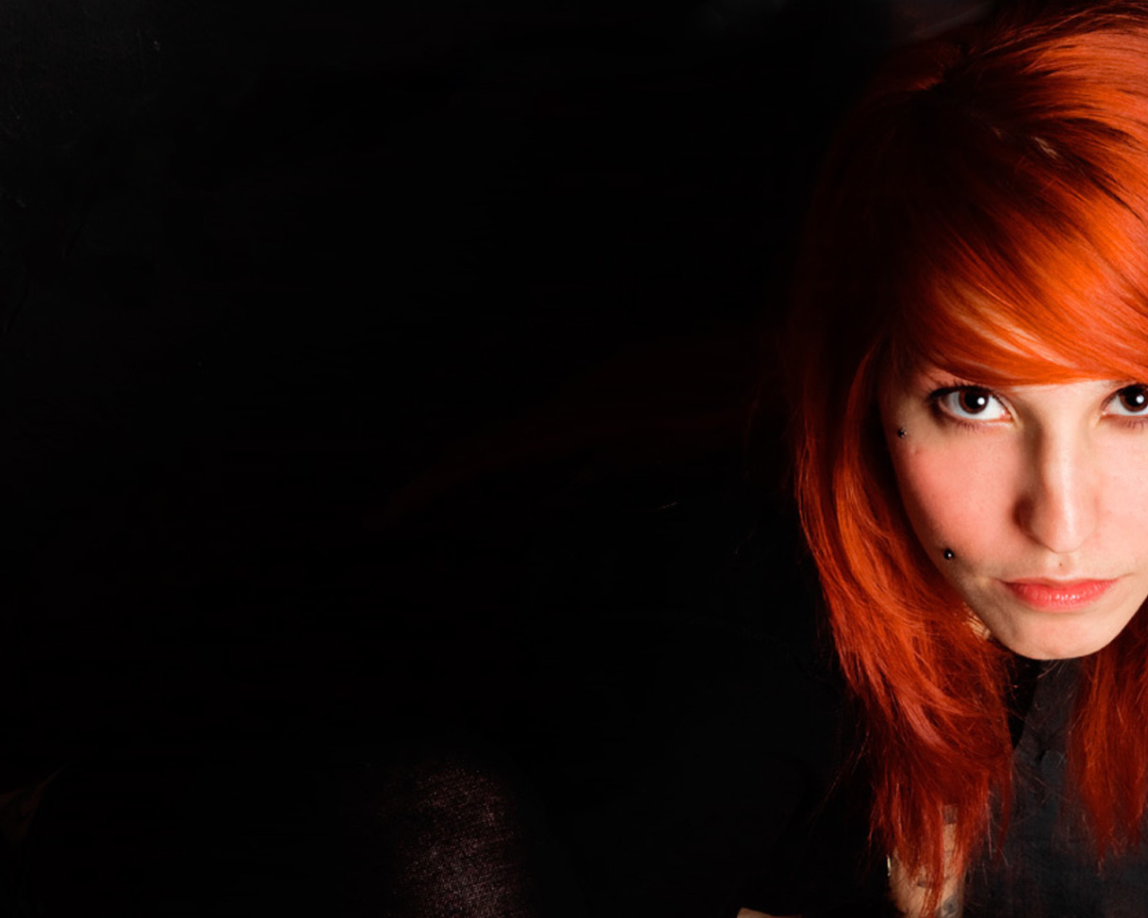 Красивая девушка рыжеволосая с пирсингом на лице