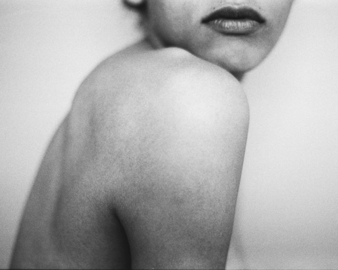 Чёрно-белая красивая фотография девушки