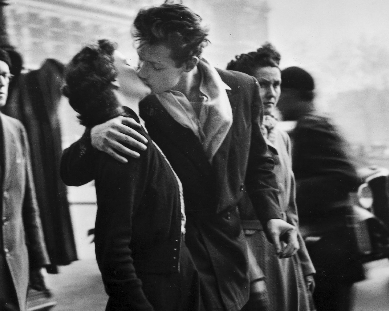 Черно-белая фотография влюбленных в Париже