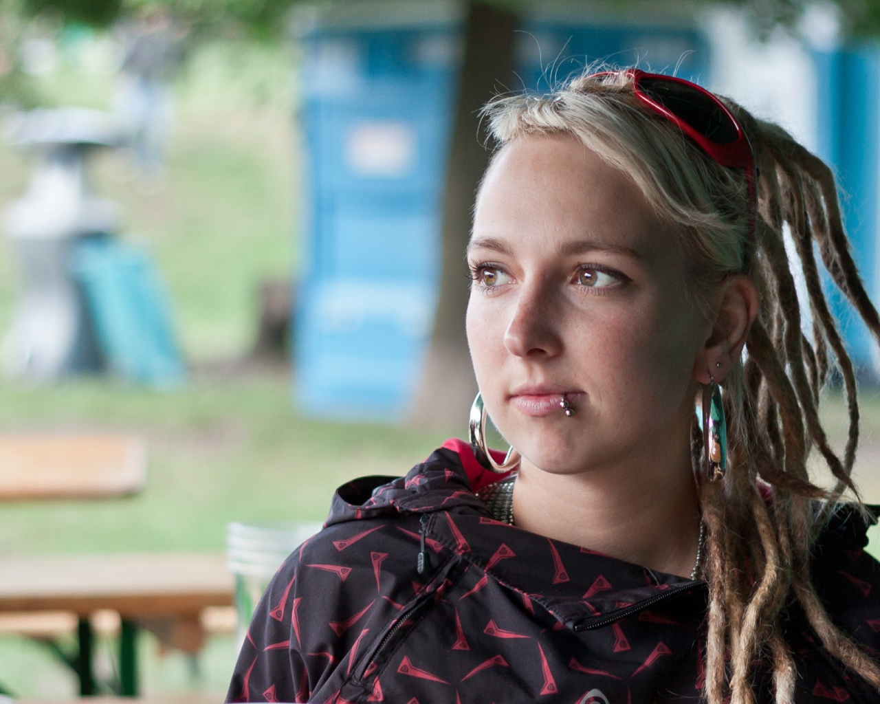 Девушка блондинка с дредами и пирсингом в губе