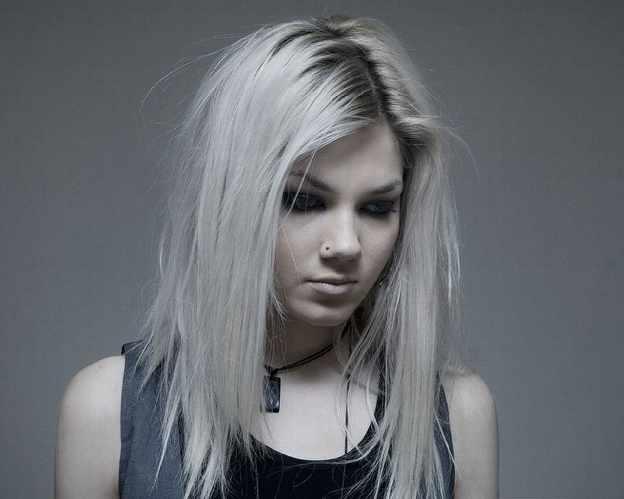 Девушка блондинка с пирсингом в носу