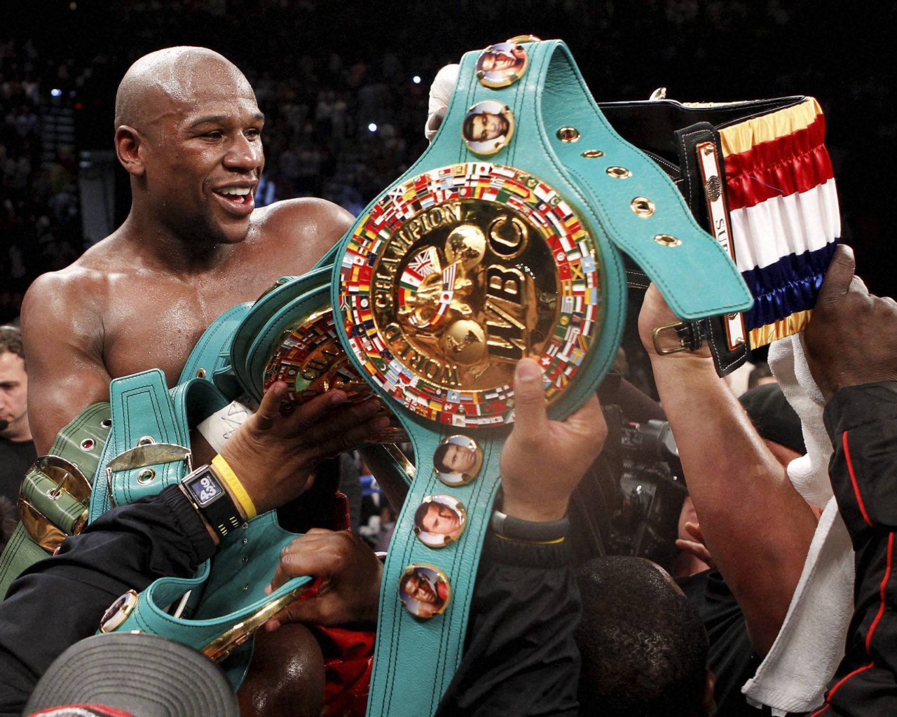 Боксер Флойд Мэйуэзер-младший и его призы