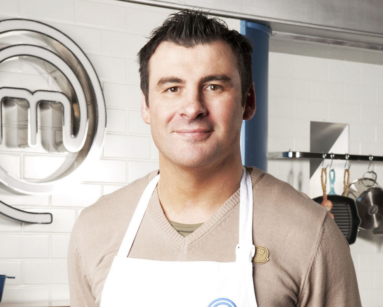 Боксер Джо Кальзаге на кухне