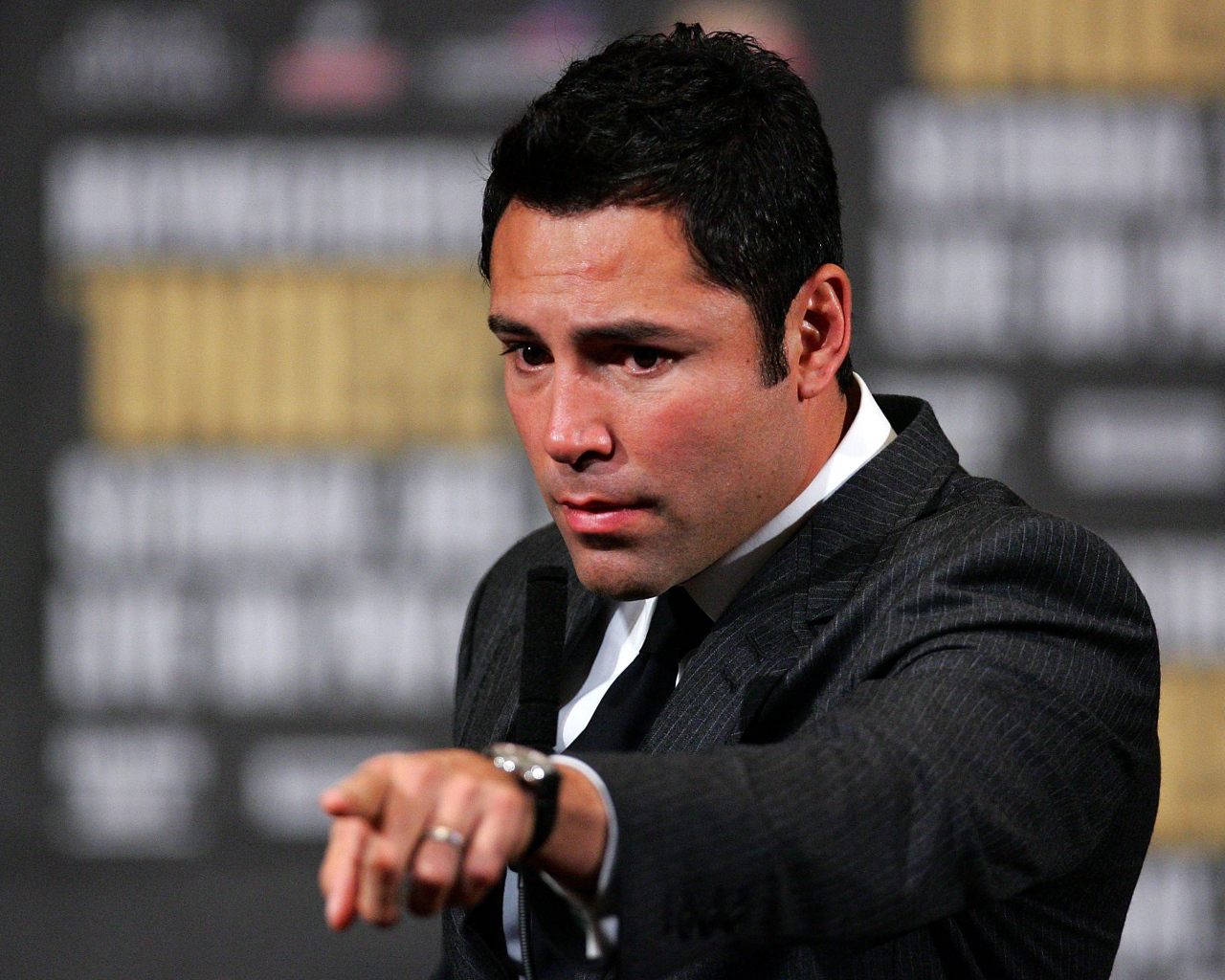 Боксер Оскар Дела Хойя в черном костюме