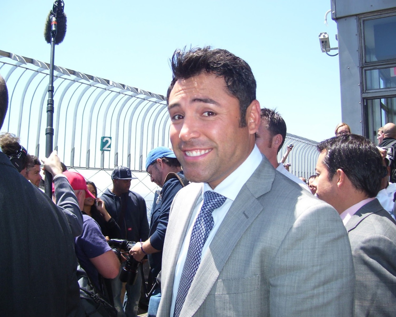 Боксер Оскар Дела Хойя в серебряном костюме