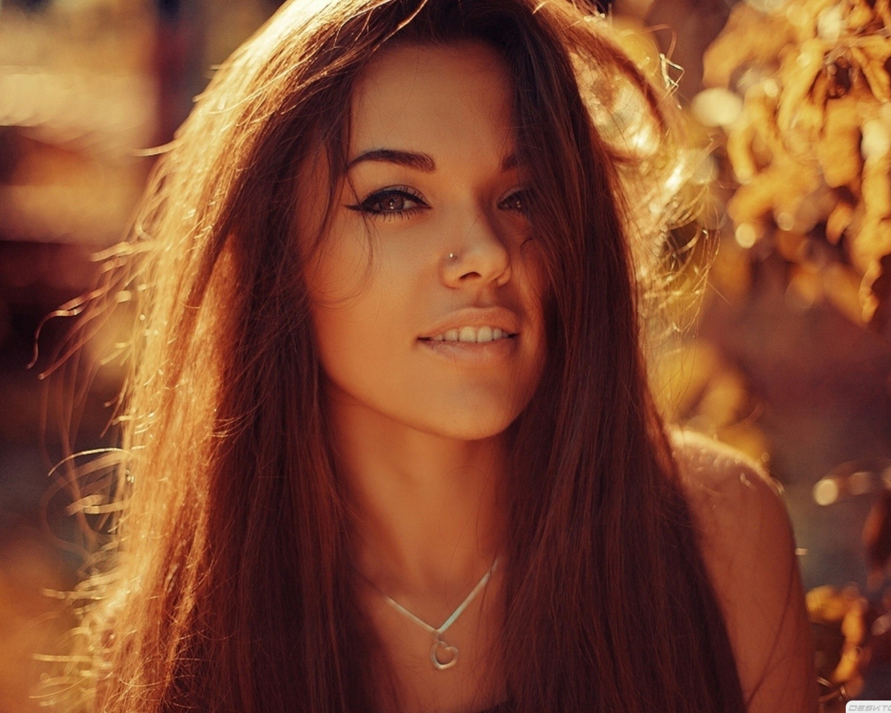 Девушка шатенка с пирсингом в носу