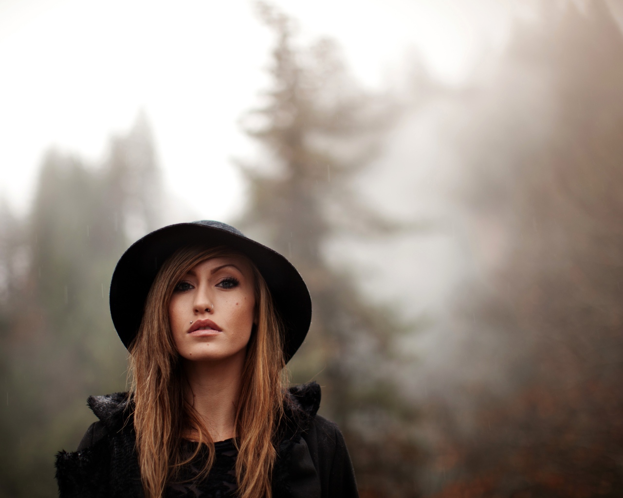 Девушка шатенка с пирсингом в носу и губе