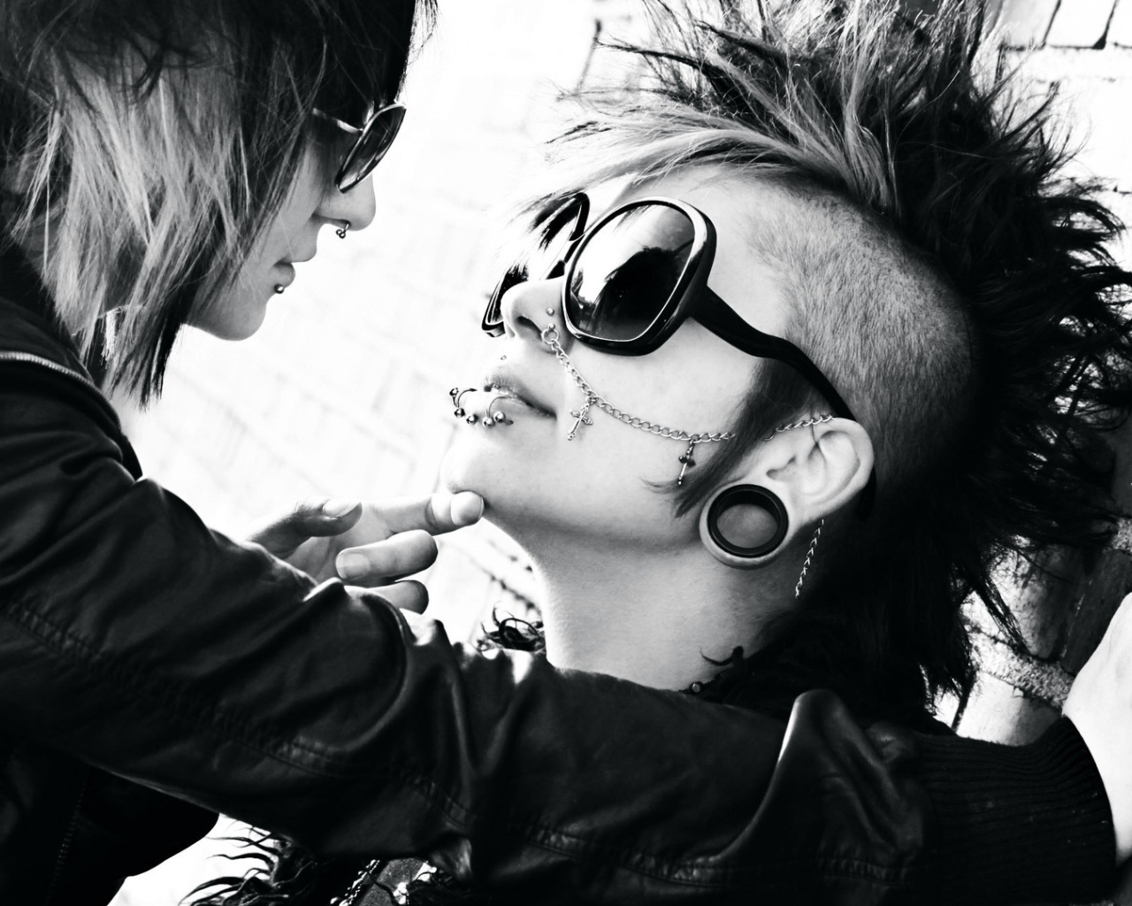 Девушки брюнетки с пирсингом в носу и губе