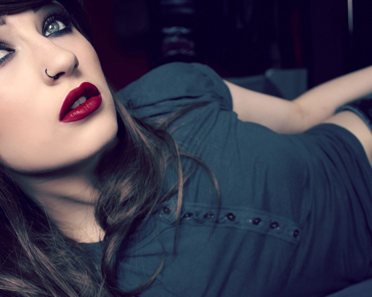Девушка брюнетка с пирсингом в носу и бордовой помадой