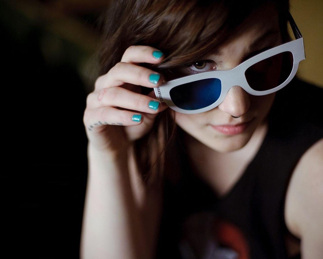 Девушка брюнетка в очках и с пирсингом в носу