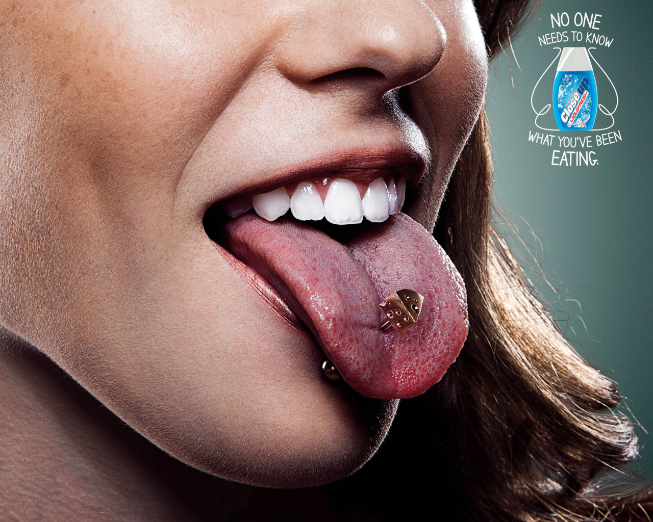 Девушка брюнетка с пирсингом в языке