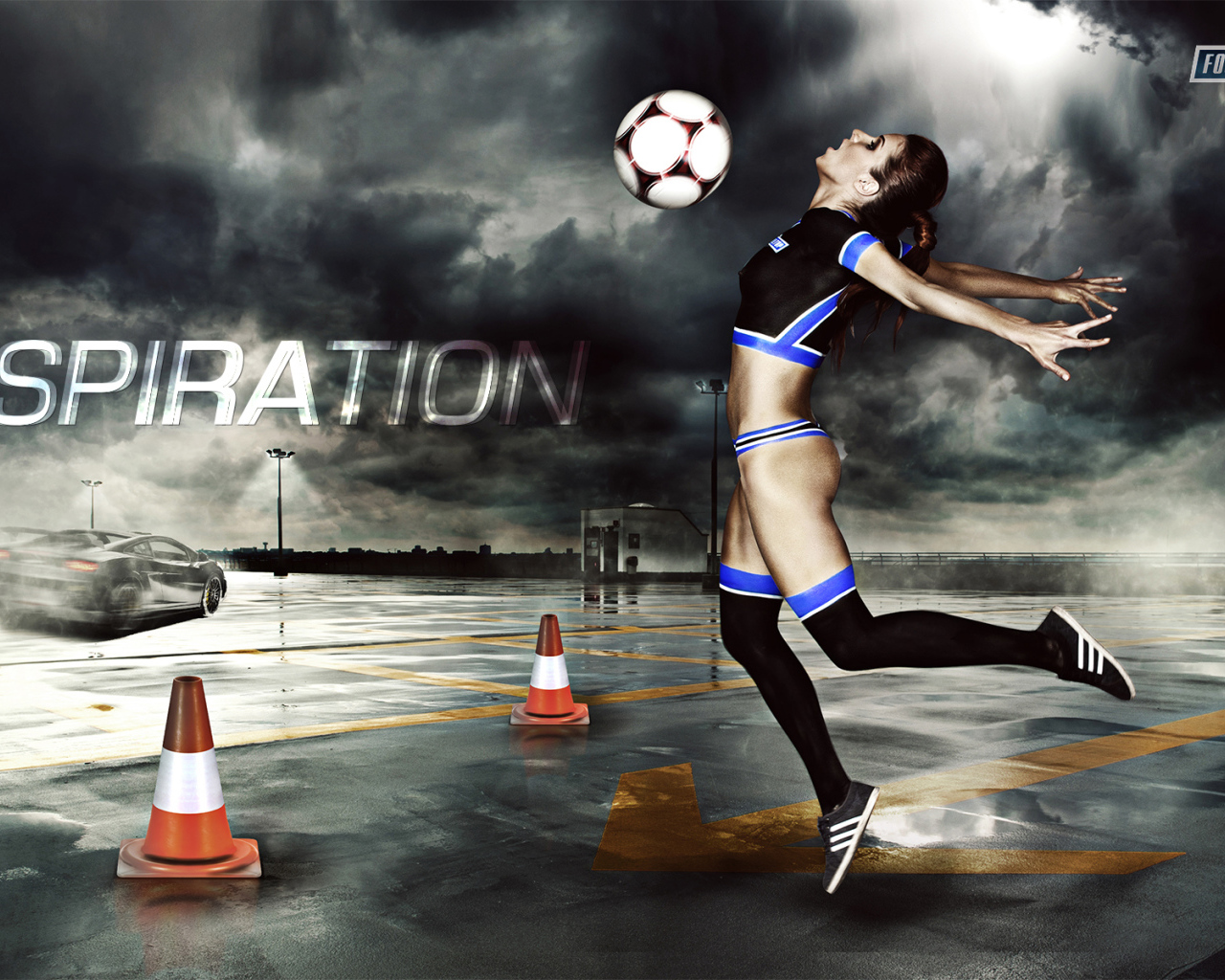 Брюнетка с футбольным мячом