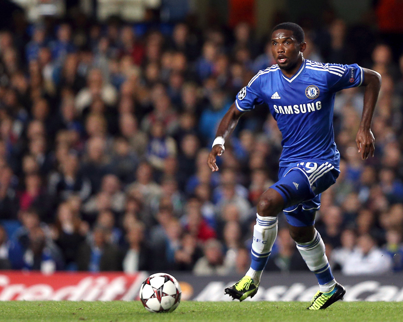  Челси Самуэль Etoo на футбольном поле