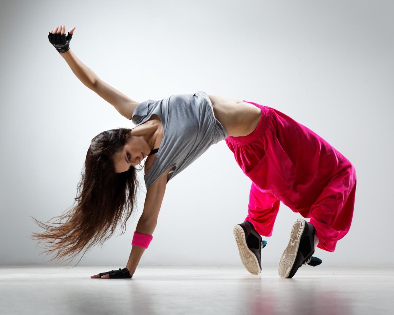 Танцовщица в розовых штанах