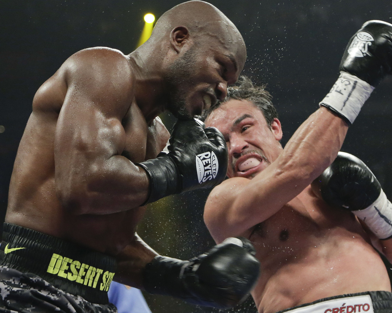 Известный боксер Хуан Мануэль Маркес сокрушительный удар